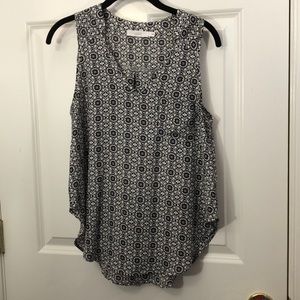 Patterned v-neck tank top with pocket